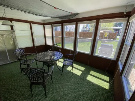 Hidden gem, 2BR-2 Living, quiet neighborhood