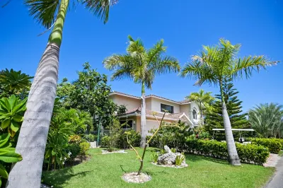 Queen Bee Villa Electricity and maid service included Hotels near Manati Park