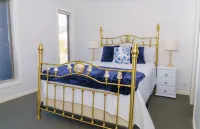 Cosy beautiful modern house close public transport and shopping mall
