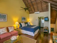 Beautiful Beachfront Villa Located Directly on Sapphire Beach. 鄰近Lindquist Beach的酒店