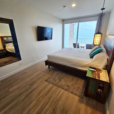 Jaco Beachfront Oasis 2-bedroom condo on Jaco Beach with AC, fitness room, WiFi