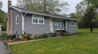 Cozy 2-Bedroom Cottage Mins from Lake Nockamixon and Lake Towhee. Các khách sạn gần Perkasie Dog Park