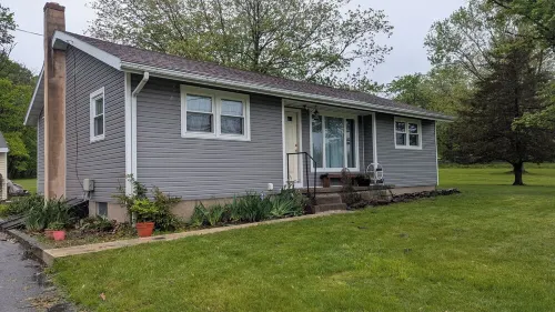 Cozy 2-Bedroom Cottage Mins from Lake Nockamixon and Lake Towhee.