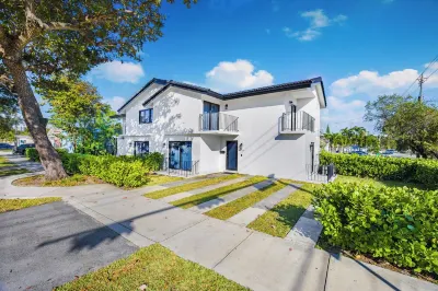 5 BEDS, 3br Stylish Home, 5 miles to Beach sleep 8 더 캄퐁, 내셔널 트로피칼 보태니컬 가든 주변 호텔