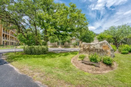 Remodeled Family Waterfront Townhome in the Heart of Horseshoe Bay Отели рядом с достопримечательностью «Horseshoe Bay Resort - Ram Rock Course»