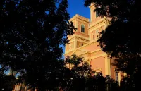 luxurious apartment in french quarter close to the promenade beach โรงแรมใน