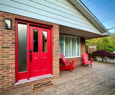 Hillside Hideaway - Up By The Ravine w/ 5 Minute Walk to Little Beach