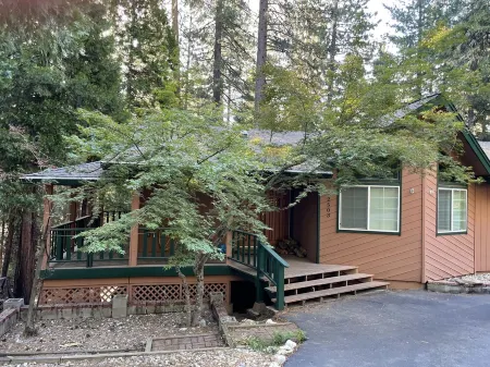 Cozy Cabin in the Woods Отели рядом с достопримечательностью «Arnold Rim Trailhead»