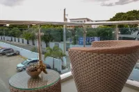 Deluxe 3BD gated Apt near Colegio Iberia with pool Hotel a 