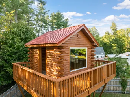 Mad River Cabin – Cozy Retreat Near Skiing, Golf & Nature in Thornton, NH Отели в г. Торнтон