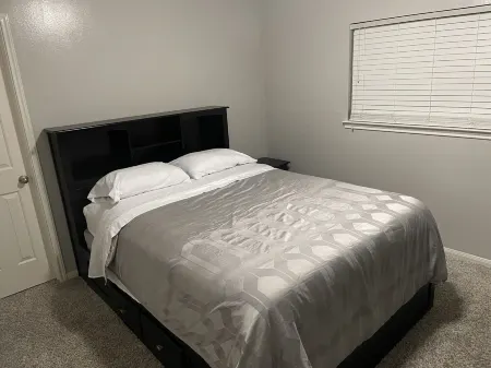 Luxurious Large Modern Home, heated spa and pool