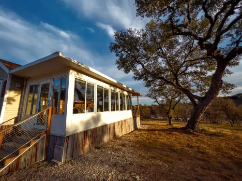 Cozy Riverfront Cottage-Casa Avecita @ SparrowBend