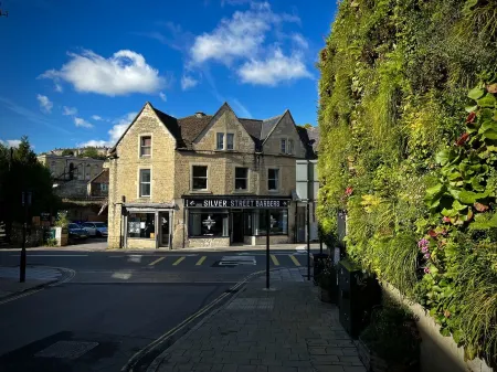 Period apartment, great views, in heart of historic town. Отели рядом с достопримечательностью «Tithe Barn»
