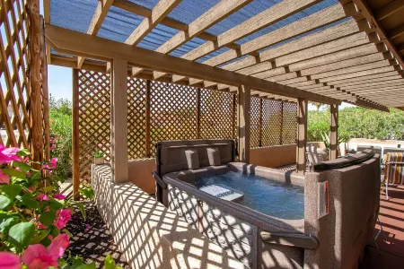 Great Vibe House + Hot Tub, Minutes to JTree Park Отели рядом с достопримечательностью «Bowladium»