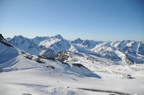 2 Bed Apartment with great views and backs onto the Diable ski lift