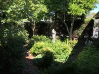 One Mile from I 5 Lovely suite, gas fireplace, air conditioned, dog friendly. Hotels near Blackburn Pickleball Pavilion