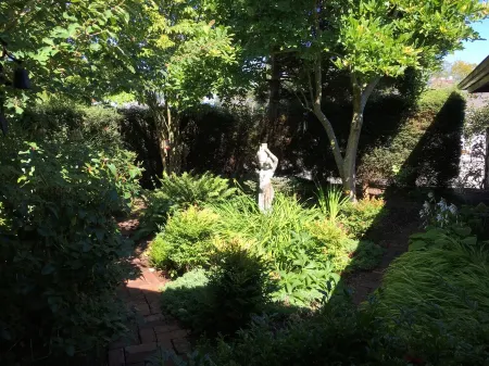 One Mile from I 5 Lovely suite, gas fireplace, air conditioned, dog friendly.