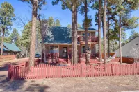 Beautiful, upgraded home in the heart of Pinetop, Woodland Lake area Woodland Lake Park附近的飯店