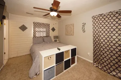 Renovated 4 bd, 2 ba Centrally located, mins to downtown, JBC, Airport <br> Hôtels à proximité de : Velocity Air Sports