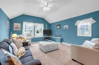 1 Block to Beach with Linens + Towels, BBQ & AC
