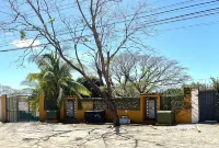 Large Central Condo Walk to Beach and Restaurants