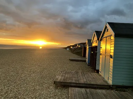 Stylish shepherd's hut, 10 mins walk from beach and village