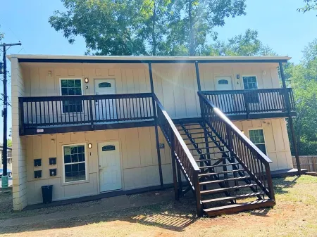 Close to SFA, Downtown. Tranquil Nacogdoches Getaway! Modern Downtown Apartment.