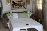 Cozy Romantic Bungalow  — 3 min walk to the beach, in front of the golf course! فنادق في 