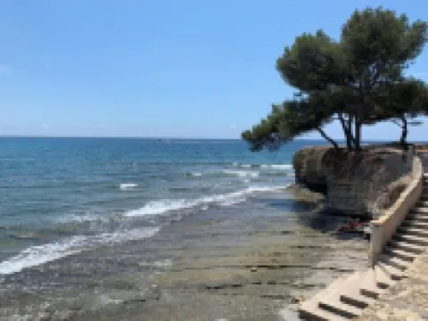 Provencal cottage surrounded by olive trees for lovers of calm and nature. Hotéis em Ceyreste