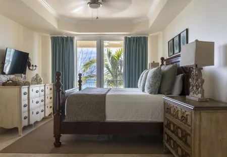 Summer Promotion: August 1 - October 31st/15% Off!  Book Now! Отели рядом с достопримечательностью «Turks and Caicos Map Mural»