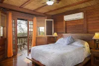 Stunning Beach House with ocean views and 5 minute walk to private beach! - 4 Sao