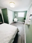 Cottage Feels in the City | Downtown Apartment + Backyard Bliss Garrison Night Market附近的飯店
