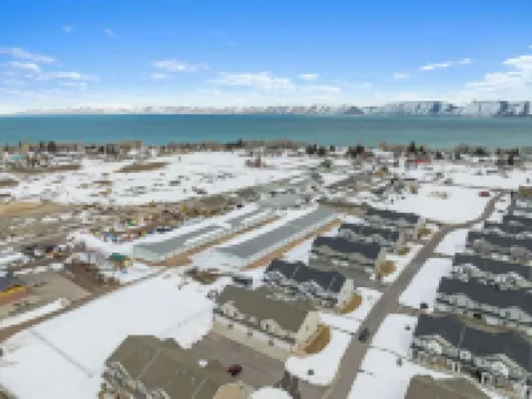 Lots of extras! Pickleball, corn hole, ping pong table, beach toys! Hotels in Rich County