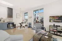 Sunny Chic Baca Railyard Retreat: Balcony + Full Kitchen + Laundry