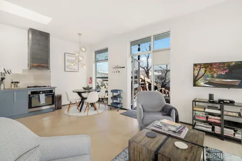 Sunny Chic Baca Railyard Retreat: Balcony + Full Kitchen + Laundry