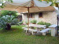 Flat with garden closed to see Hotels in Seravezza