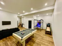 Luxury Cabin with best games room in Hemlock, hot tub, sleeps 10