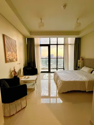 Fantastic Downtown-Skyline and Sea-View, 44th. floor, Pool, Gym, Luxury Studio Hotels in Oud Metha