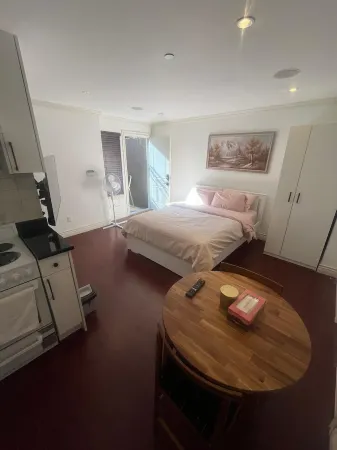 Private bachelor suite Vancouver Отели рядом с достопримечательностью «Дэвид Томпсон Секондари Скул»