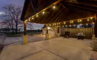 Chick & Modern Getaway Ranch - Lake Livingston View!