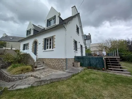 Villa Oceane au Coeur de Carantec à 150 Mètres du Bourg et 200mètres de la Plage Отели в г. Карантек