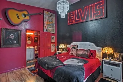Elvis and 60's decor, 2 bedroom Delight on a golf course