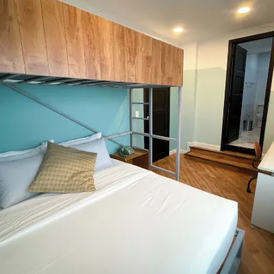 Marietta House of Social Travellers Hotels near فايننشال ديستركت