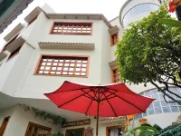 Hostal Macaw Hotels near Antonio Neumane Park
