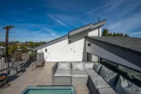 Modern Loft Rooftop Deck Venice Beach Studio Bedroom Apts by RedAwning