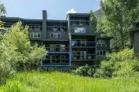 Riverside Dream! Quiet Spot w Deck, 5 Min Walk to Gondola & Main St, Condo