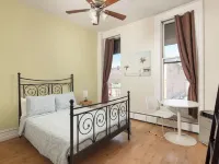 HI San Diego Downtown Hostel Các khách sạn gần Sân bóng chày Petco Park
