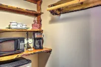 Wooded Retreat w/ Deck: 4 Mi to Downtown Flagstaff - شقق