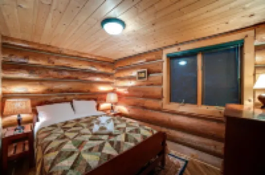 97mf - Lakeside - Dock - BBQ - Pets Ok - Sleeps 6 3 Bedroom Home by RedAwning