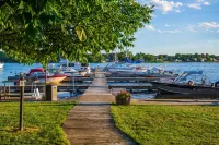 Snug Harbor Inn Hotels in Sturgeon Bay